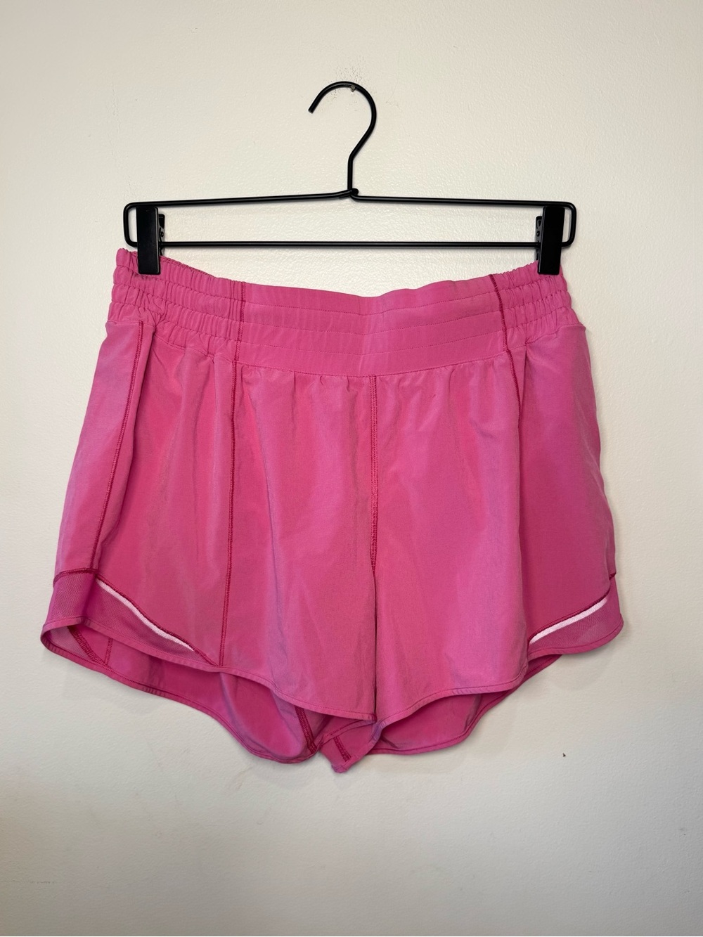 Lululemon Hotty Hot High-Rise Short 4"
Sonic Pink- SIZE 12